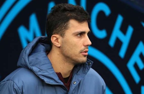 Rodri trở lại tập trên sân tập Man City