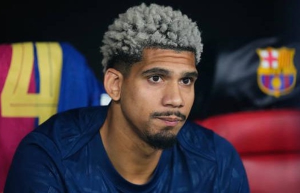 Ronald Araujo xem xét cẩn thận tương lai của Barcelona