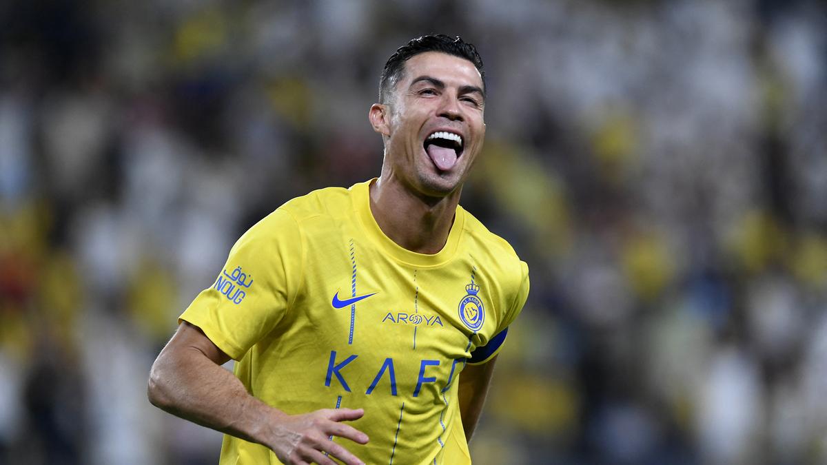 Ronaldo lập công, tiến gần cột mốc 1000 bàn thắng