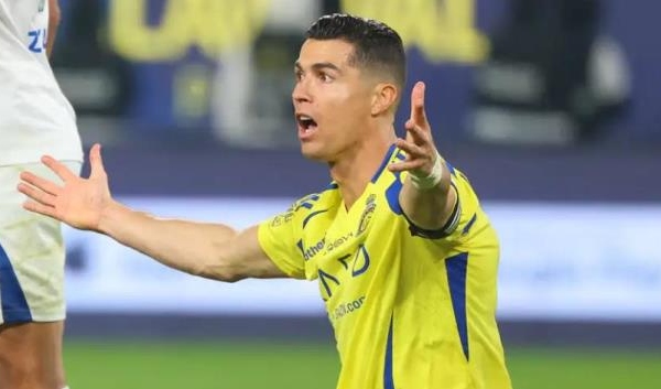 Ronaldo nổi giận, chỉ tay vào camera sau khi bị "cướp" bàn thắng đẹp mắt