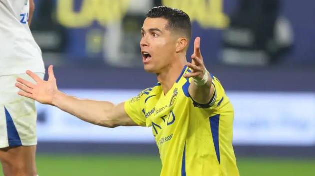 Ronaldo nổi giận, chỉ tay vào camera sau khi bị "cướp" bàn thắng đẹp mắt