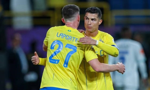 Ronaldo và LaPorte trong trận derby nóng bỏng