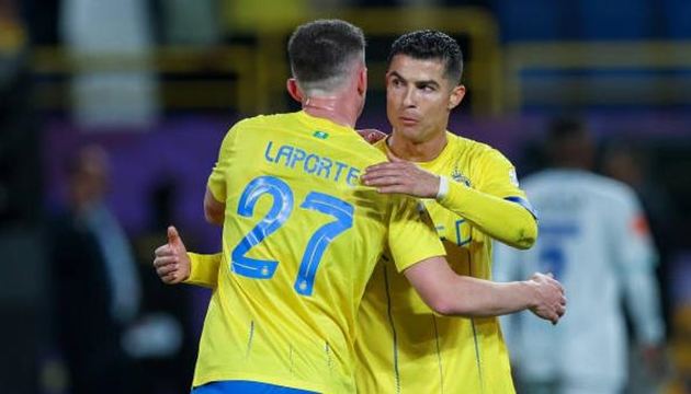 Ronaldo và LaPorte trong trận derby nóng bỏng