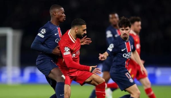 Salah 'tàng hình' trước PSG: 0 cú sút, mất bóng 14 lần