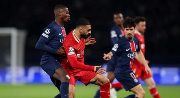Salah 'tàng hình' trước PSG: 0 cú sút, mất bóng 14 lần