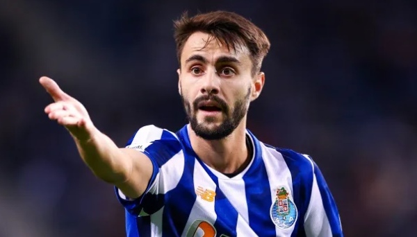 Sao Arsenal bị gạt tên khỏi danh sách đăng ký thi đấu