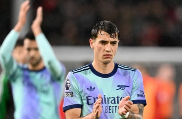 Sao Arsenal giục đại diện tìm CLB mới khi bị Arteta ngó lơ