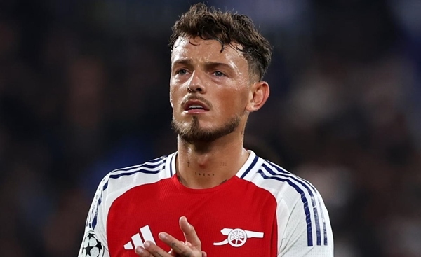 Sao Arsenal và vợ thông báo tin vui