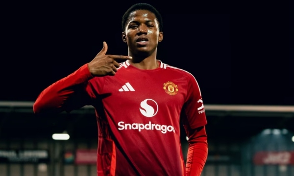 Sao trẻ từng từ chối Arsenal ghi hat-trick đưa MU vào tứ kết FA Youth Cup
