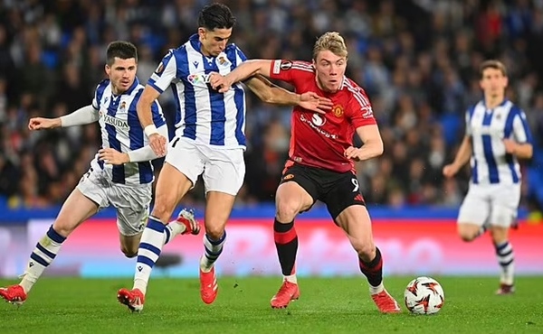 Scholes chỉ trích Dalot khi bỏ lỡ cơ hội chuyền cho Hojlund