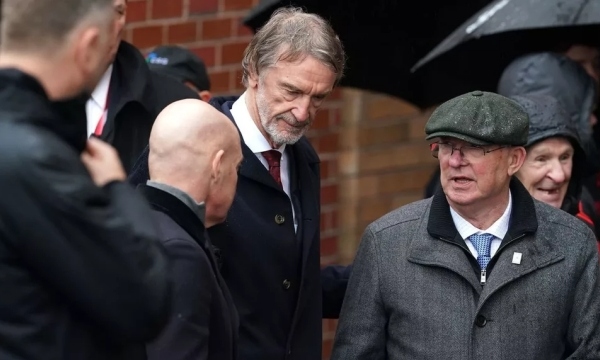 Sir Alex khó chịu, rồi chấp nhận quyết định tàn nhẫn của chủ mới MU