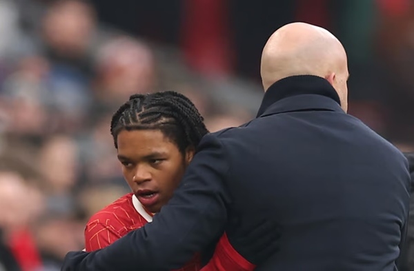 Slot ca ngợi trận ra mắt của thần đồng Liverpool