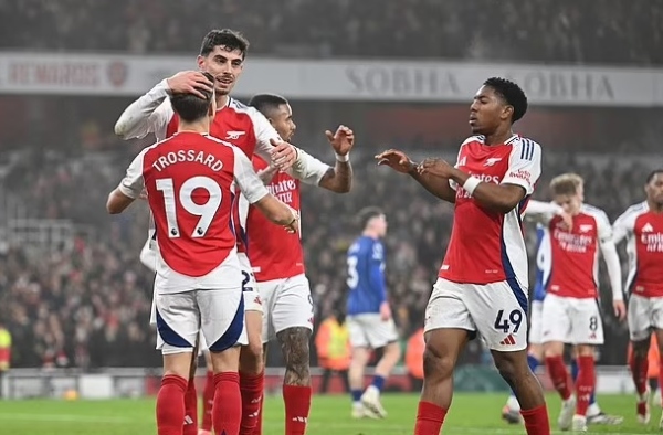So sánh lịch thi đấu tháng 1 của Arsenal và Liverpool trong cuộc đua vô địch