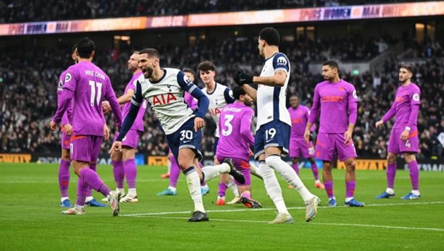 Son hỏng penalty, Tottenham đánh rơi 3 điểm, chưa thể thoát khỏi vị trí thứ 11
