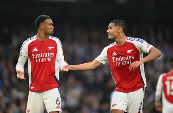 Sự trở lại của Saliba giúp Arsenal đối phó với nghịch cảnh