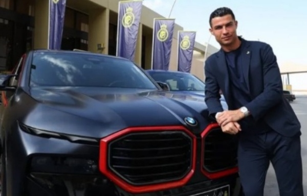 Sửng sốt với dàn siêu xe 19 triệu bảng của Cristiano Ronaldo