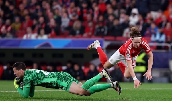Szczesny đi vào lịch sử Barcelona sau trận đấu xuất thần trước Benfica