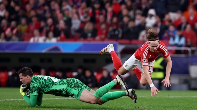 Szczesny đi vào lịch sử Barcelona sau trận đấu xuất thần trước Benfica