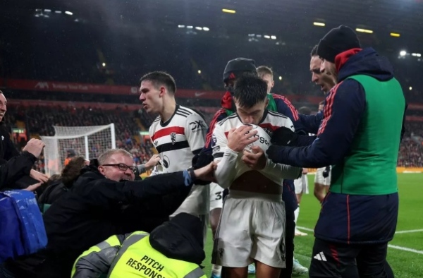 Từ thất bại cận kề đến bản lĩnh vượt trội: Man United thay đổi ra sao tại Anfield?