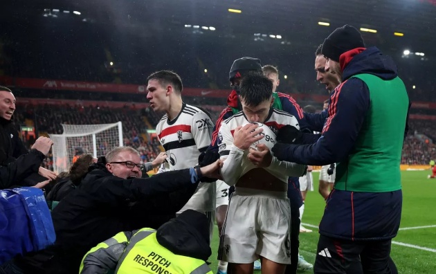 Từ thất bại cận kề đến bản lĩnh vượt trội: Man United thay đổi ra sao tại Anfield?