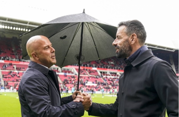 Tái ngộ tại Anfield: Arne Slot tìm kiếm chiến thắng đầu tiên trước Ruud van Nistelrooy