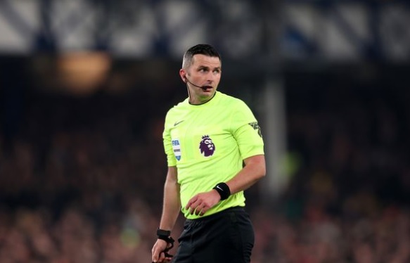 Tại sao Michael Oliver không được cầm còi sau "drama" trận Everton vs Liverpool?