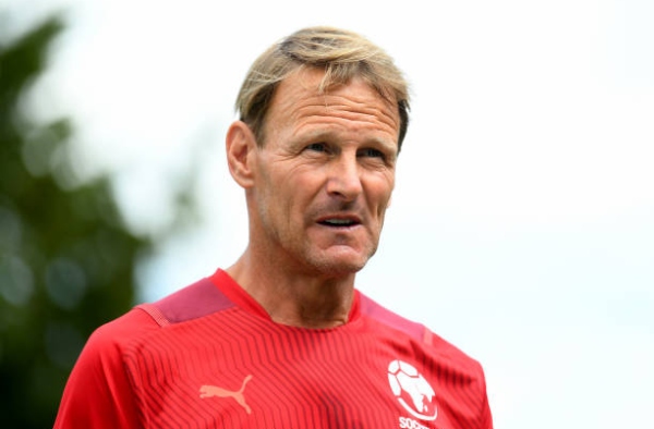 Teddy Sheringham choáng bởi động thái chuyển nhượng của Arsenal