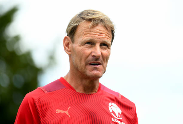 Teddy Sheringham choáng bởi động thái chuyển nhượng của Arsenal