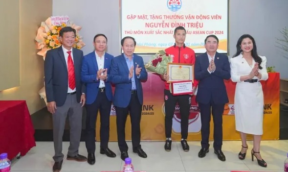 Thủ môn Nguyễn Đình Triệu được thưởng lớn