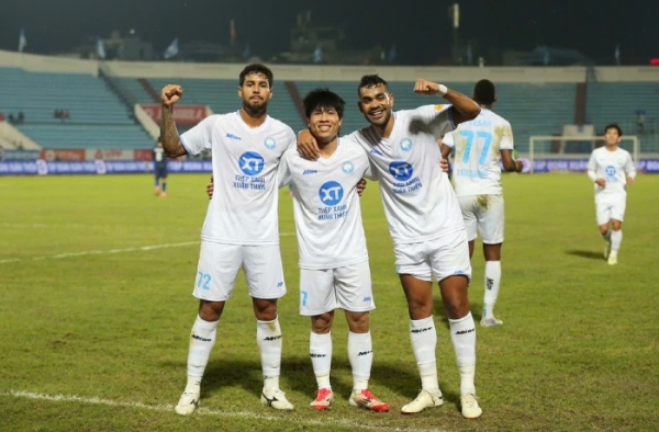 Thắng 3-1, Nam Định vươn lên ngôi đầu V.League