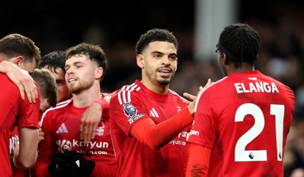 Thắng dễ Everton, Nottingham Forest chiếm chỗ của Arsenal
