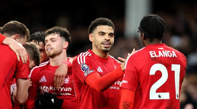 Thắng dễ Everton, Nottingham Forest chiếm chỗ của Arsenal