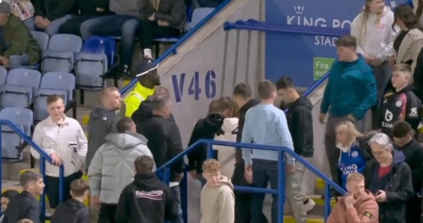 Thất bại, hàng trăm người hâm mộ Leicester rời khỏi địa điểm