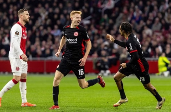 Thất vọng tột cùng, Ajax thua ngược cay đắng trước Frankfurt