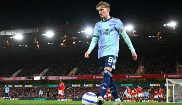 Thay đổi luật bóng đá để giúp lợi ích của Arsenal