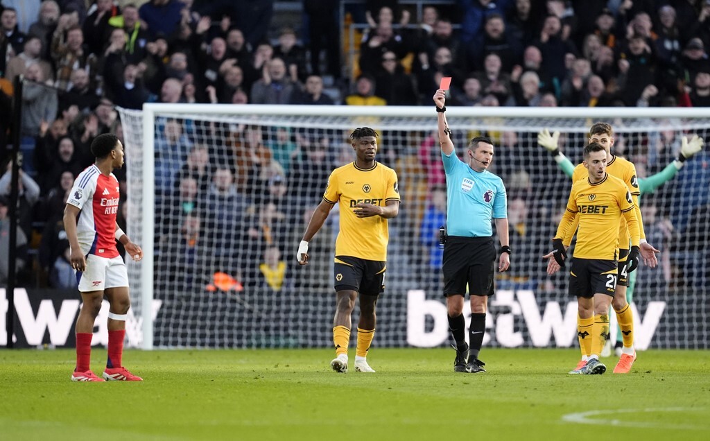 Thấy gì từ tấm thẻ đỏ gây tranh cãi trong trận Arsenal?