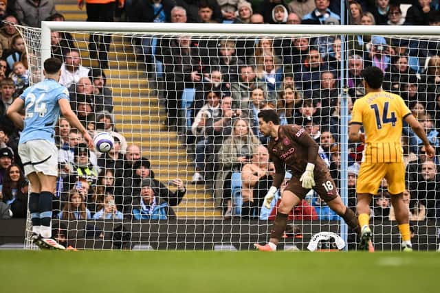 Thủ môn Manchester City đã nhận được những lời chỉ trích nghiêm trọng để cho phép đối thủ xây dựng siêu sản phẩm