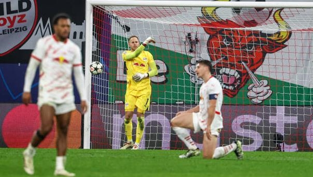 Thua Aston Villa 2-3, Leipzig thành đội đầu tiên bị loại tại Champions League