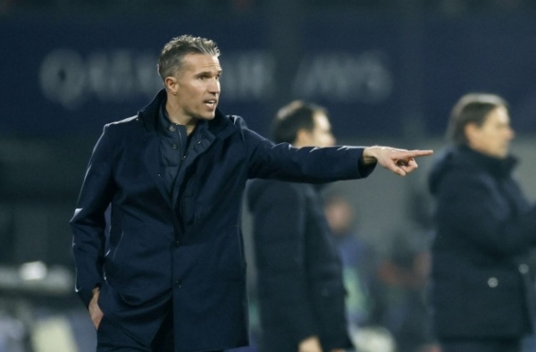 Thua Inter, Van Persie chỉ ra quyết định đáng ngờ của trọng tài