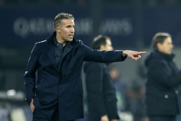Thua Inter, Van Persie chỉ ra quyết định đáng ngờ của trọng tài