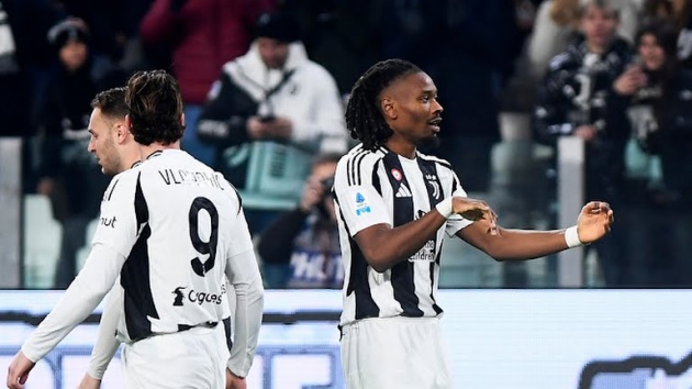 Thuram lập cú đúp cho Juventus; Milan chia điểm với Roma ở Serie A