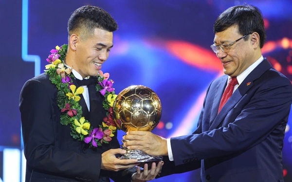 Tiến Linh đoạt Quả bóng Vàng 2024, hướng đến cột mốc của Công Vinh