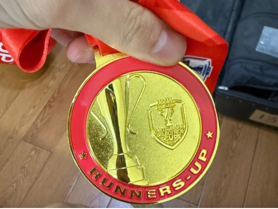 Tiến Linh làm gì với tấm huy chương AFF Cup 2024 lỗi?