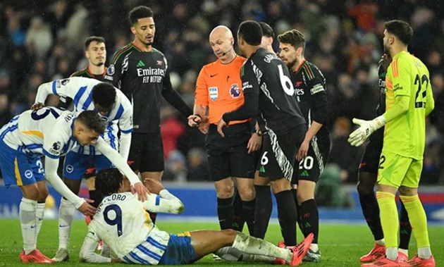 Tình huống penalty tranh cãi với Saliba làm rối loạn cuộc đua vô địch của Arsenal