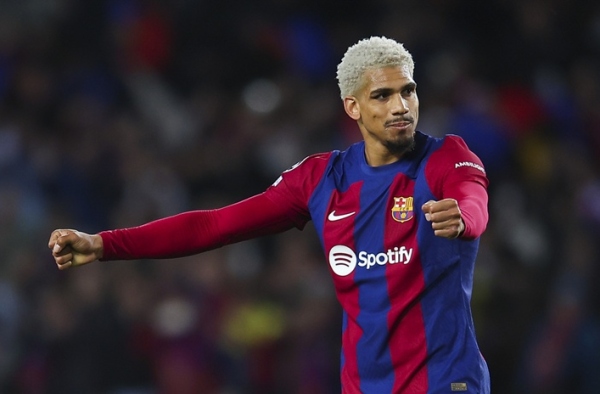 Tổn thất lớn của Barca nếu mất Araujo