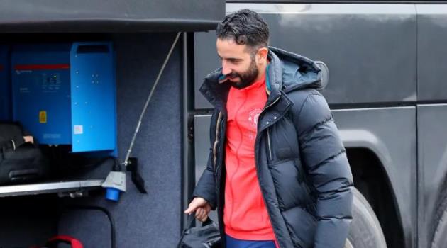 Tottenham Hotspur, MU phải đi xe buýt đến London