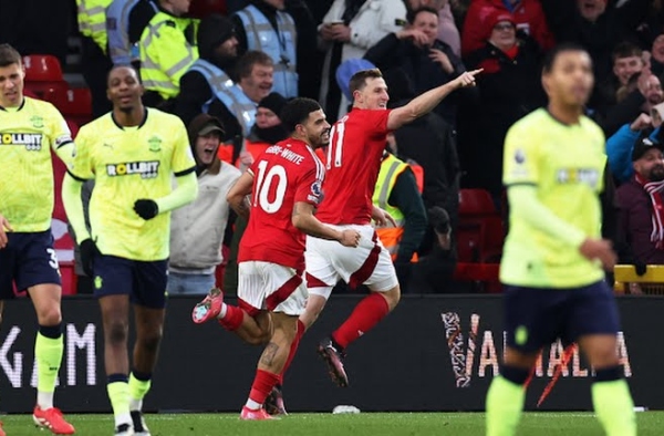 Tottenham tiến gần nhóm trụ hạng; Nottingham Forest bằng điểm Arsenal trên BXH Ngoại hạng Anh