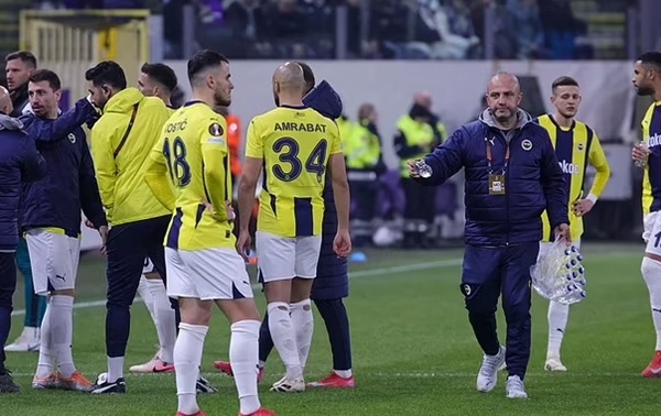 Trận đấu của Mourinho bị gián đoạn 15 phút vì bạo loạn trên khán đài