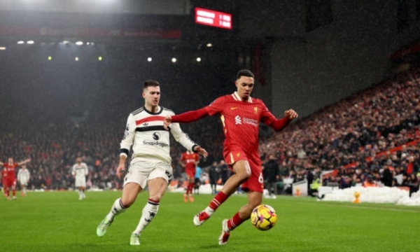 Trận Liverpool 2-2 Man United: Sai lầm của Slot và bài học đắt giá