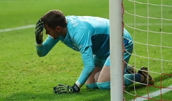 Trận Union Berlin vs Bochum náo loạn: Thủ môn bị tấn công bằng bật lửa